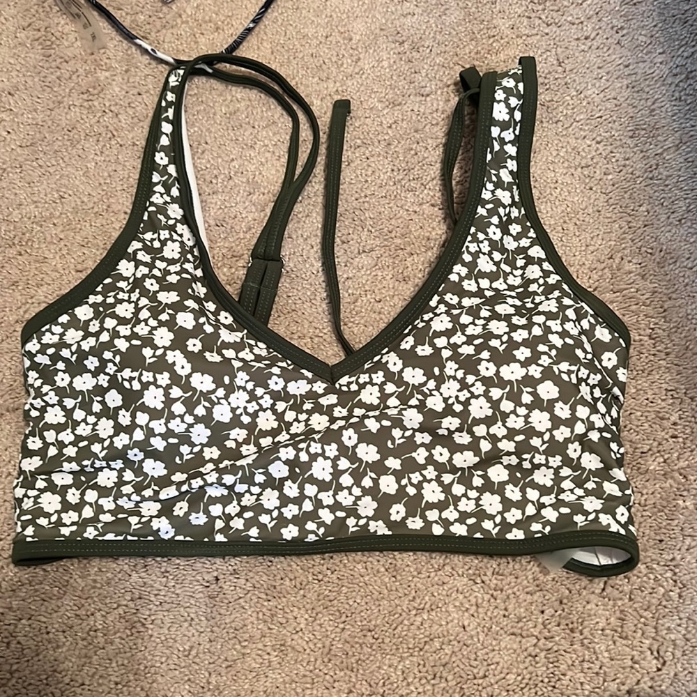 great and white floral bikini top, never worn, size 1XL.